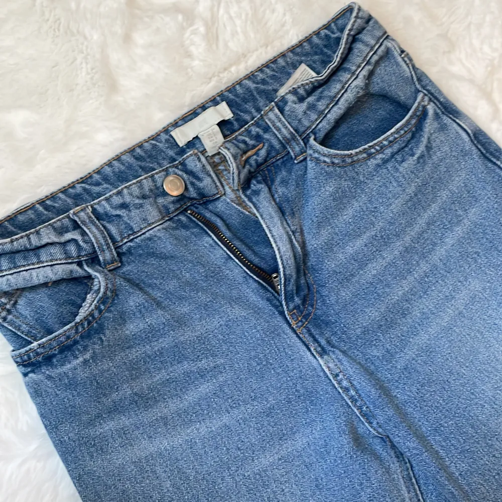 Jättefina raka jeans från H&M som jag klippt själv i ändarna. Skriv för fler frågor eller bilder!. Jeans & Byxor.