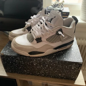 Jordan 4 - Tjena anvönda men är i bra skick bara en tvätt så är dom som nya storlek 43 pris går diskutera byte går okså