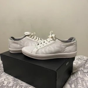 Boss skor - Hej jag säljer min jätte fina Boss skor som jag köpte i NK för 1700 och dom har blivit för små på mig så säljer dom just nu helt nya 