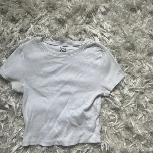 T-shirt - Super fin t-shirt från new yorker , den har en fläck på sig men den är knappast synlig💖 