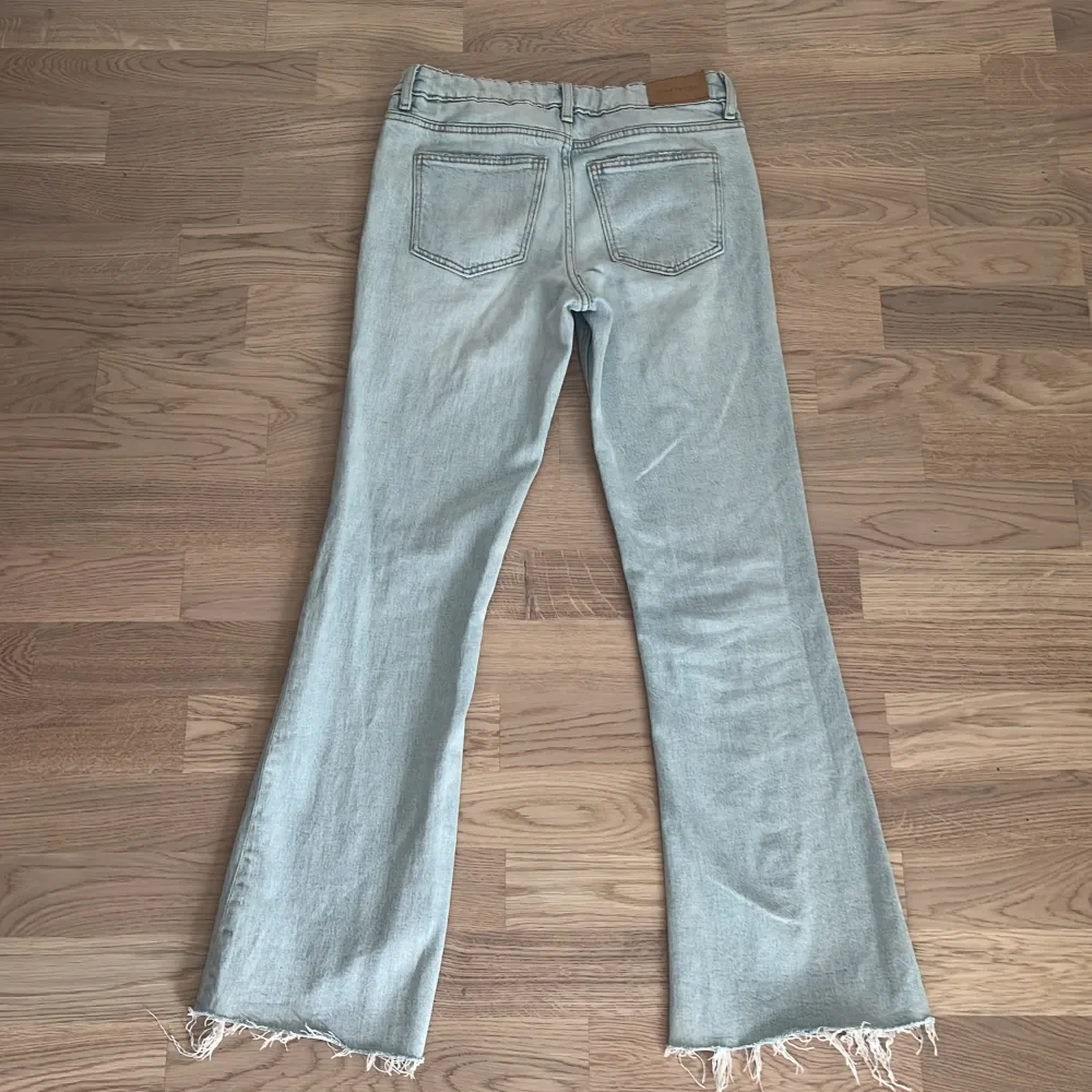 Säljer dessa super snygga jeans från Gina Young i storlek 146. Använda fåtal gånger och säljer då det blivit försmå och då inte kommer till användning 💓Kontakt gärna för flera frågor och bilder 🤩🤩. Jeans & Byxor.
