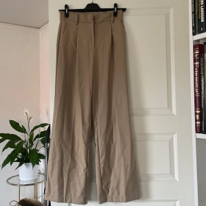 Beige kostymbyxor - Oanvända snygga kostymbyxor från hm. Storlek 38 men passar även mig som är 36