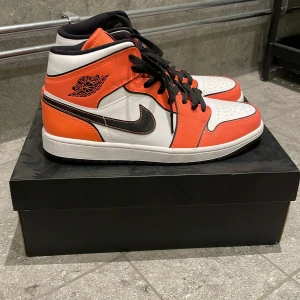 Jordan 1 mid orange turf - Helt oanvända