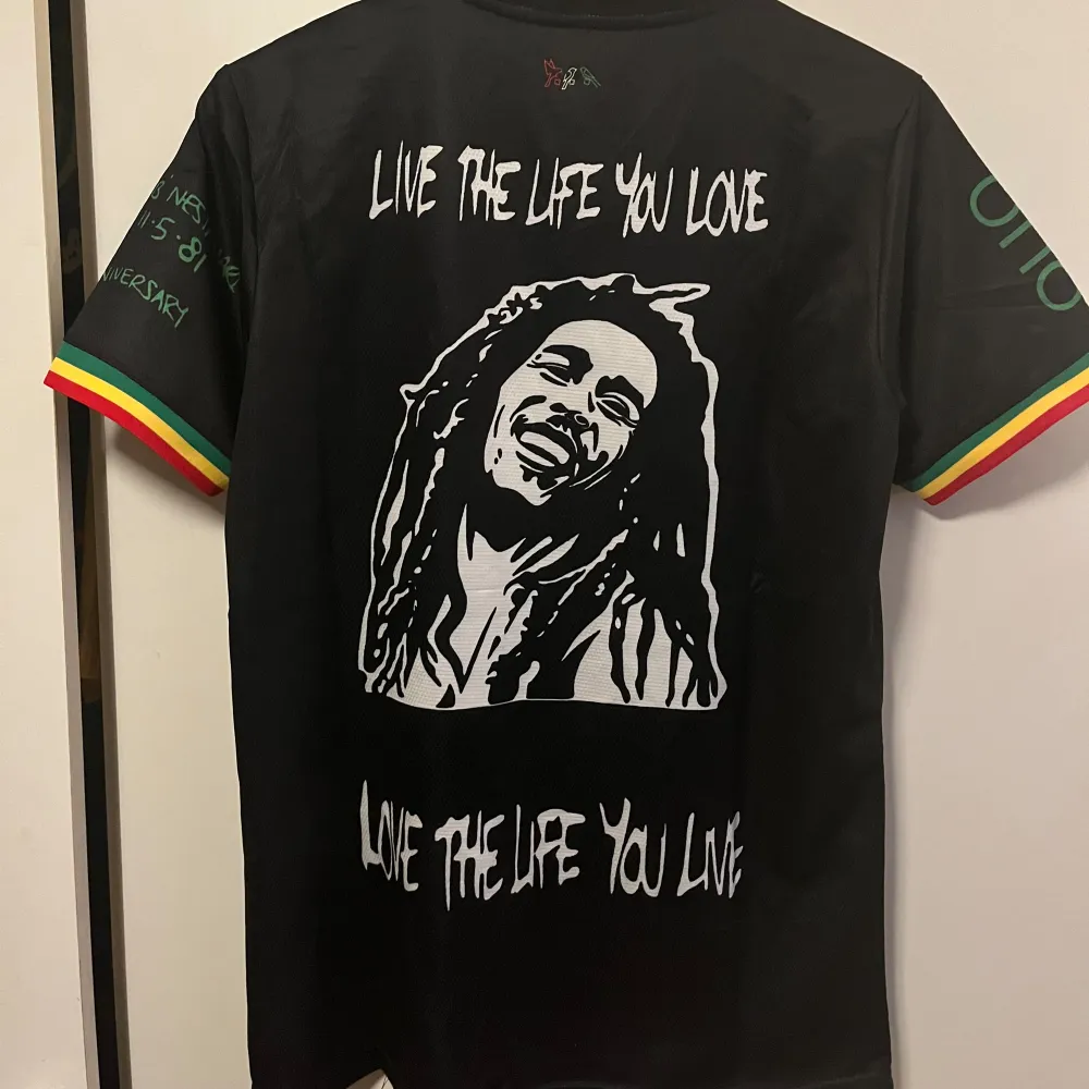 Ajax collaboration med Bob Marley, riktigt snygg och skön tröja, perfekt till sommaren! Helt ny, säljer för den var lite för liten.. T-shirts.