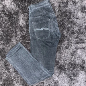 Nudie jeans - Säljer dessa jeans som är i storlek 28/32  Skick är som nya inga defekter eller nått annat, nypris 1600kr mitt pris 399kr skriv om ni har frågor;)