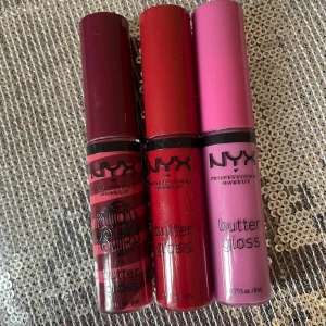 Nyx Buttergloss 3 färger varav en limited edition - Mjukt som smör och silkeslent - vårt Butter Lips Gloss smakar sött som småkakor och gör dina läppar ljuvligt läckra. Använd läppglanset enskilt eller över ditt favoritläppstift för en krämig lätt till medium täckning som smälter på läpparna 