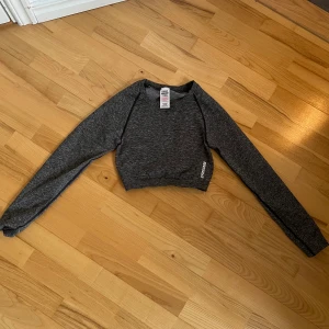Träningströja gymshark grå - Knappt använd, säljer matchande tights i samma storlek
