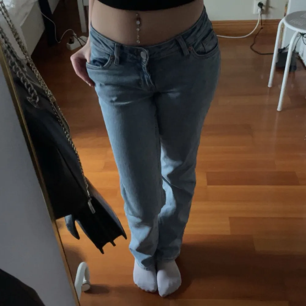 straight lågmidjade jeans från monki. Perfekt längd för mig som är 162. Använda 1 gång.. Jeans & Byxor.