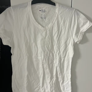 T shirt - Köpt second hand, aldrig använd av mig 