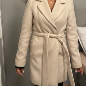 Kappa - Säljer min jätte fina kappa, den är i strl xs och är i ett fint skick. Kappan är endast använd ett fåtal gånger och är sjukt fin. 