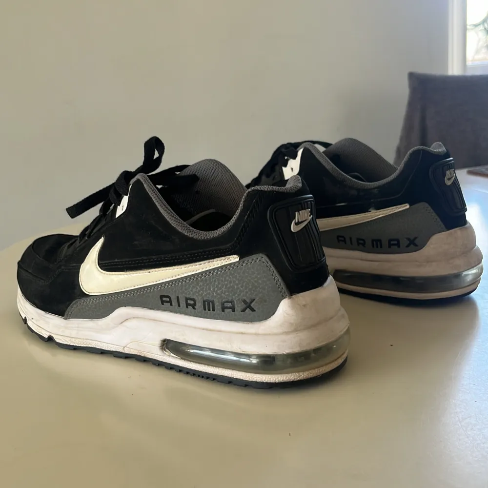 Tja säljer mina nike airmax pga att dom är försmå, fick dom i present och använde dom därför 5 gånger ungefär. Nypris:1599  Box medföljer ej. Skor.