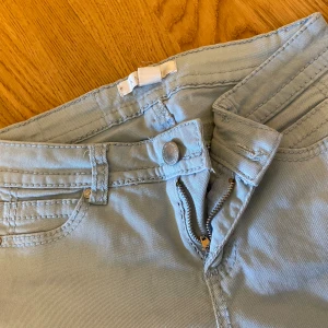 Korta blå jeans -  Perfekta för sommardagar eller avslappnade tillfällen. Bekväma och stilrena för varje tillfälle! använd fåtal gånger. 