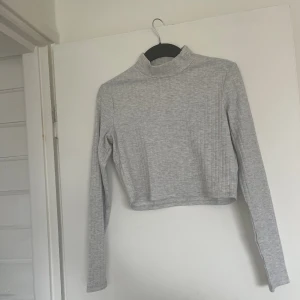 Tröja  - En fin ribbad tröja som går att ha till alla tillfällen. Enkel men ändå fin. På lappen står det att storleken är M/170. Men jag tror att det är fel. För den sitter som en s/xs