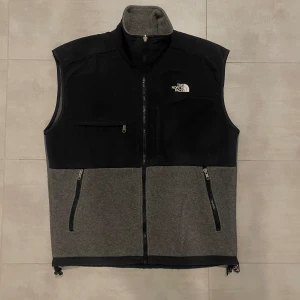 The North Face fleece väst - Fleece väst i bra skick, storlekslappen är utklippt men sitter som M/L. 