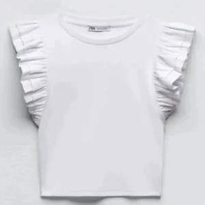 Volang topp från Zara 🤍 - Fin och helt oanvänd topp från Zara. Den är i nyskick och inga hål eller slitningar 😊 Säljs pga att den inte kommer till användning. Storlek S men passar mig som oftast har XS.