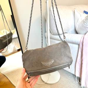 Zadig Voltaire Suede Rock Clutch - väl använd med några märken & missfärgningar bak på, men går att använda mockarengöring - köpt 2019, har inte dustbag kvar