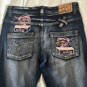 Säljer dessa fina jeans🌷 Det står att det är storlek 40 men skulle säga att de är 36! Köpta på Loppis, Innebenslängd 78 cm