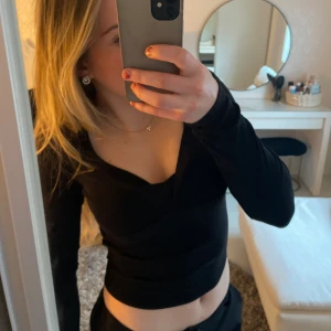 Fin topp - En svart u-ringad topp från Gina. Väldigt fin, men säljer då den på senaste inte kommit till användning. Använd fåtal gånger, är i mycket bra skick💞