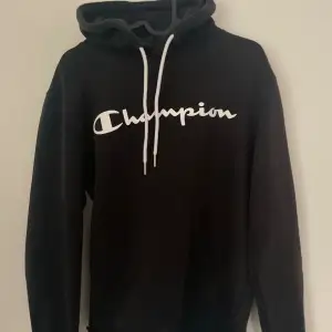 Svart Champion hoodie som jag säljer åt min bror. Säljer då den blivit för liten.  Den är använd men i bra skick💞