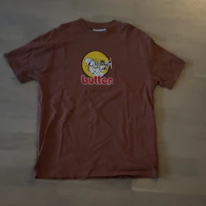 Butter Goods T-shirt  - Tröjan är i väldigt bra skick och är knappt använd.  Kom med mer frågor om passform osv. Org pris: 500