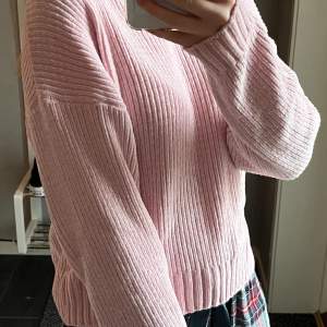 Jätte söt rosa stickad tröja! Använd 1-2 gånger, säljer då den inte kommer till användning💗 (Den är ganska tunn)