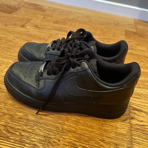 Nike airforce 1 svarta  - Använda 2-3 ggr, nyskick!🖤
