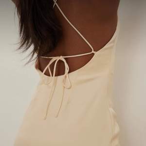 Säljer denna snygga klänning i Champange färg från Nakd. Storlek 40. Har även öppen rygg med knytning som man kan dra åt vilket gör att den går att få lite tajtare🌼 köp via ”köp nu”💗