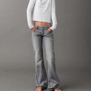 fina jeans ifrån gina young, använda 1-2 gånger. har resår i midian och är i stoleck 170 alltsp som en xs/s💓