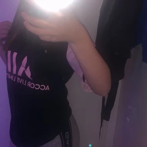 Psg tröja  - Storlek S passar xss den e ganska lång men man kan vika upp den bara o den e knappt använd 