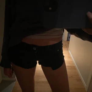 MANGO lowrise  Jeansshorts - Tyvärr för små för mig men jätte snygga lowrise jeansshorts! Perfekt för sommaren 💕💕