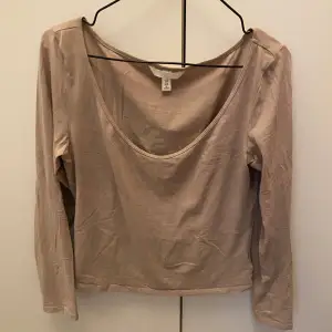 En beige långärmad tröja i storlek M, en fin urringning, kan mötas upp i Uppsala eller skicka på post men då står köparen för frakt 