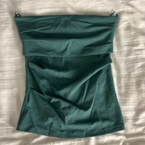 Tubetopp - Jättefin grön tubetop från zara i nyskick! Perfekt till sommaren💗🥰
