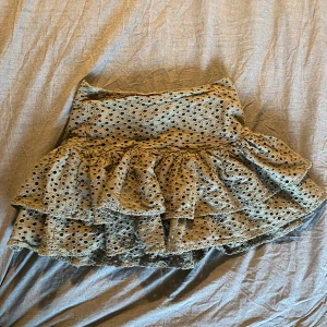 Grön kjol  - Säljer denna super söta volangkjolen i grön som tyvärr inte kommer till användning 🩷den är i super bra skick och har en dragkedja på sidan av kjolen☀️