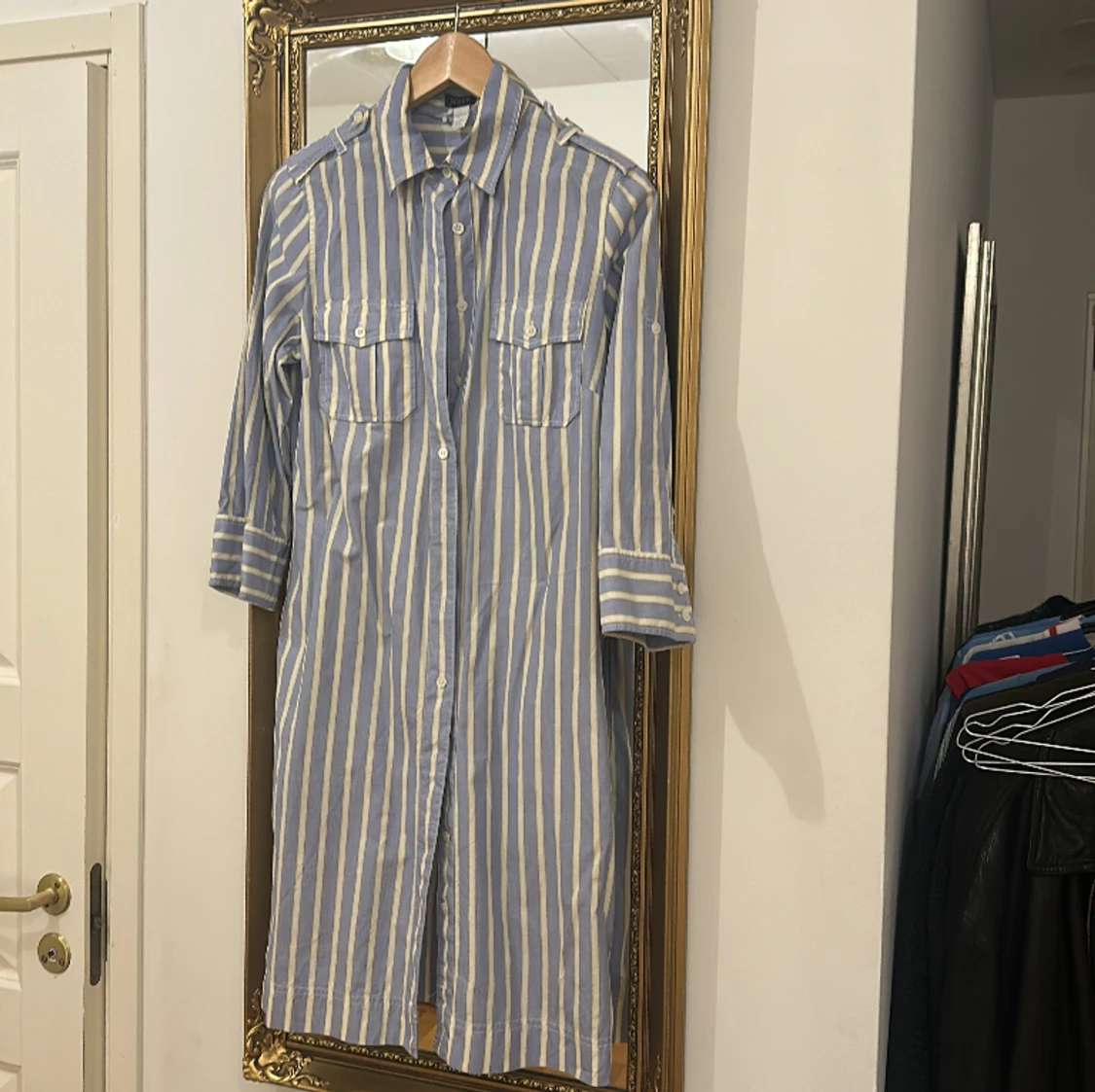 Skjortklänning i blått,gult och vitt! 