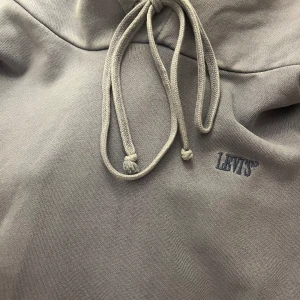 Ljus levis hoodie - Levis Hoodie, använd enstaka gång, + frakt, priset kan diskuteras❤️‍🔥