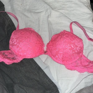 bh - säljer en super fin bh från cubus, det är push upp på denna bh. 💓 den är i så fin rosa färg och är i jättebra skick och jag tvättar den innan jag postar så den är extra ren💖 jag säljer denna för den är för stor för mig och har ingen nytta av den💞