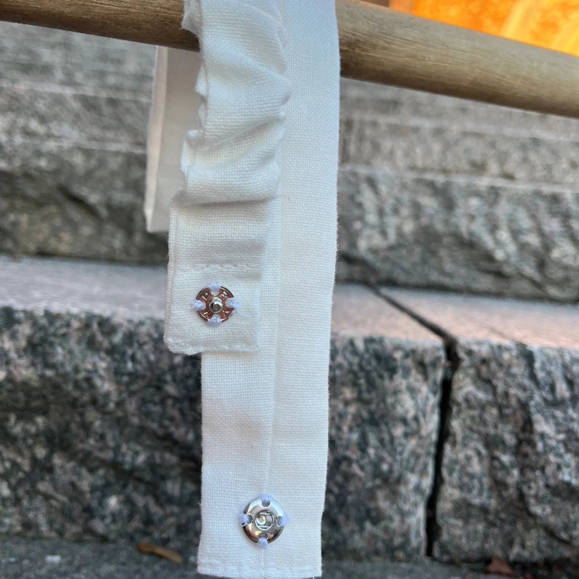 Vitt hårband med knapp - 90