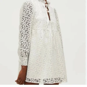 klänning - säljer en jätte fin vit klänning💕💕