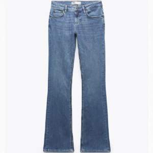 Jätte trendiga lågmidjade bootcut jeans från zara som inte säljs längre! Säljer då de är förstora. Lite slitna längst ner men inget som märks!
