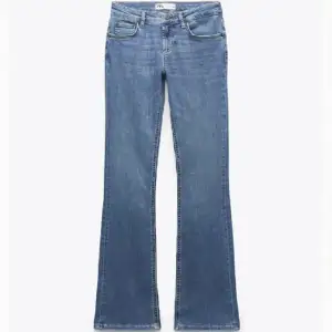 Jätte trendiga lågmidjade bootcut jeans från zara som inte säljs längre! Säljer då de är förstora. Har blivit slitna längst ner då de är för långa för mig! 