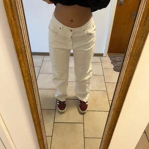 Vita jeans från BikBok ”90s straight”  Waist: 31  Length: 32  Passar mig som normalt sätt har strl 36.  Knappt använda så super fint skick! Midrise 