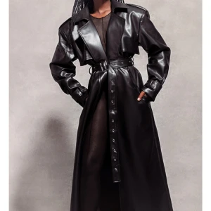 Skinn trenchcoat PLT - Oanvänd med tags kvar från prettylittlething. Storlek S  Köpt för 105£ = ca 1200kr