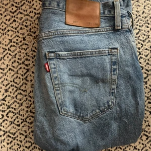 Levis 501 - Säljer dessa 501 i toppen skick.  Passformen är regular/straight fit.  En storlek mindre i midjan.  Hör av er vid frågor🙌