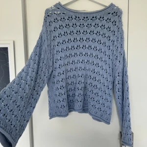 Blå stickad tröja  - Fint skick !