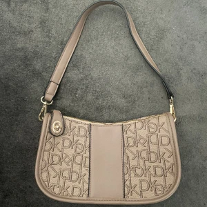 Liten väska - Brun baguetteväska i brun/beige mönster! Sparsamt använd, så fint skick. 🤎