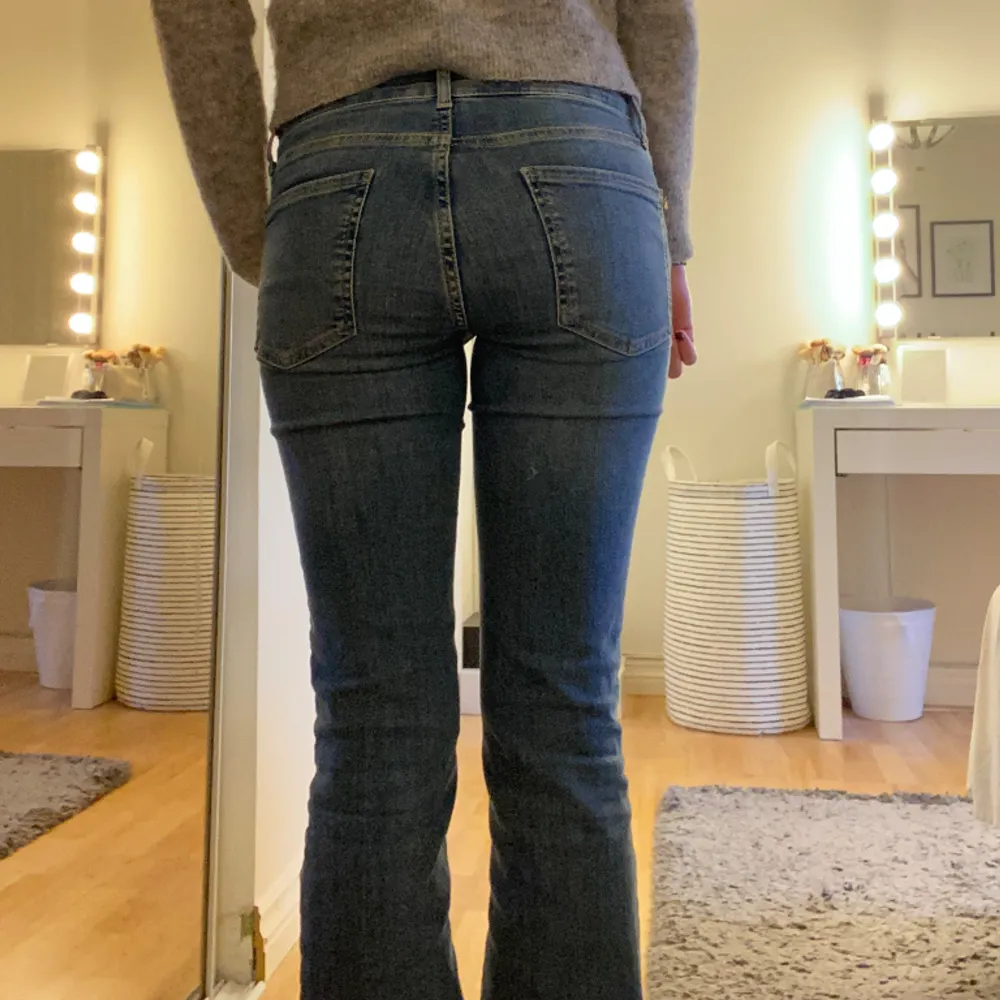 Säljer nu dessa super fina jeans från zara då de inte kommer till användning längre. Använda fåtal gånger! Finns inte att köpa längre. Kom privat för mått eller andra frågor! 💘. Jeans & Byxor.