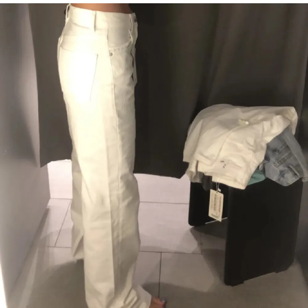 Vita jeans i storlek M men skulle mer säga S i midjan. Jag är 168 och de är lite för långa så brukar vika upp dem, men går ju att klippa av eller sy upp. . Jeans & Byxor.