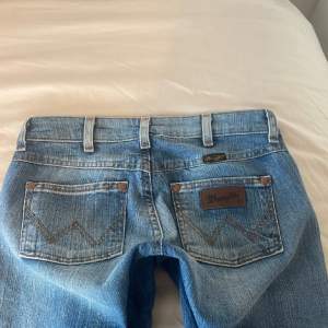 Jätte snygga bootcut wrangler jeans i stl W27 L34. Bilderna är från tjejen jag köpte av, har inga egna då dem är för små. Skriv vid frågor!💕 Innebenslängden är 83 och midjemåttet är 34!❤️