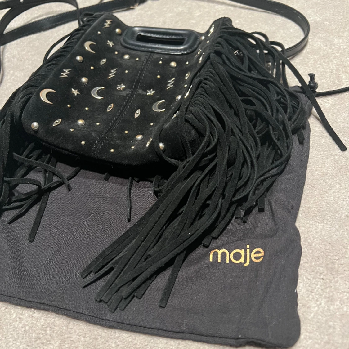 Svart maje väska med guldiga detaljer  - 91