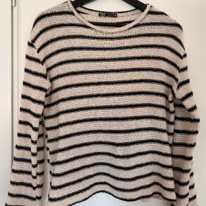 Jättefin randig stickad tröja från Zara. Jättefint skick. Storlek S och den är perfekt nu till våren och sommaren☀️Skicka för fler bilder!☀️🌸🌼